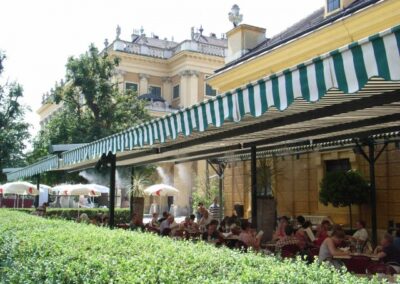 Nebelkühlung des Gastgartens „Café Residenz – Schloss Schönbrunn“