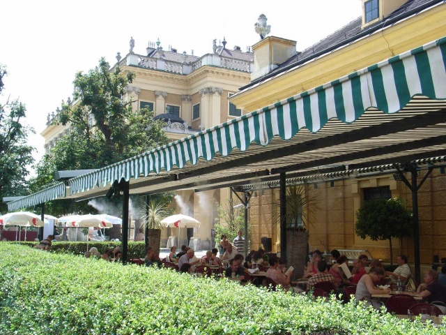 Nebelkühlung des Gastgartens „Café Residenz – Schloss Schönbrunn“
