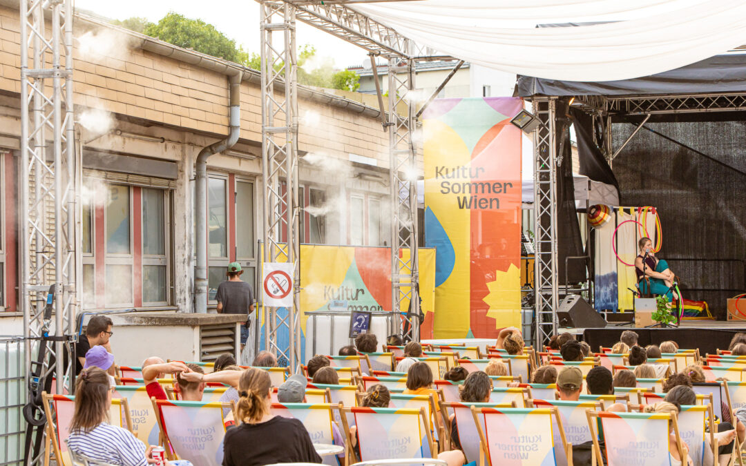 Feiner Sprühnebel im Zuschauerbereich beim Kultursommer Wien